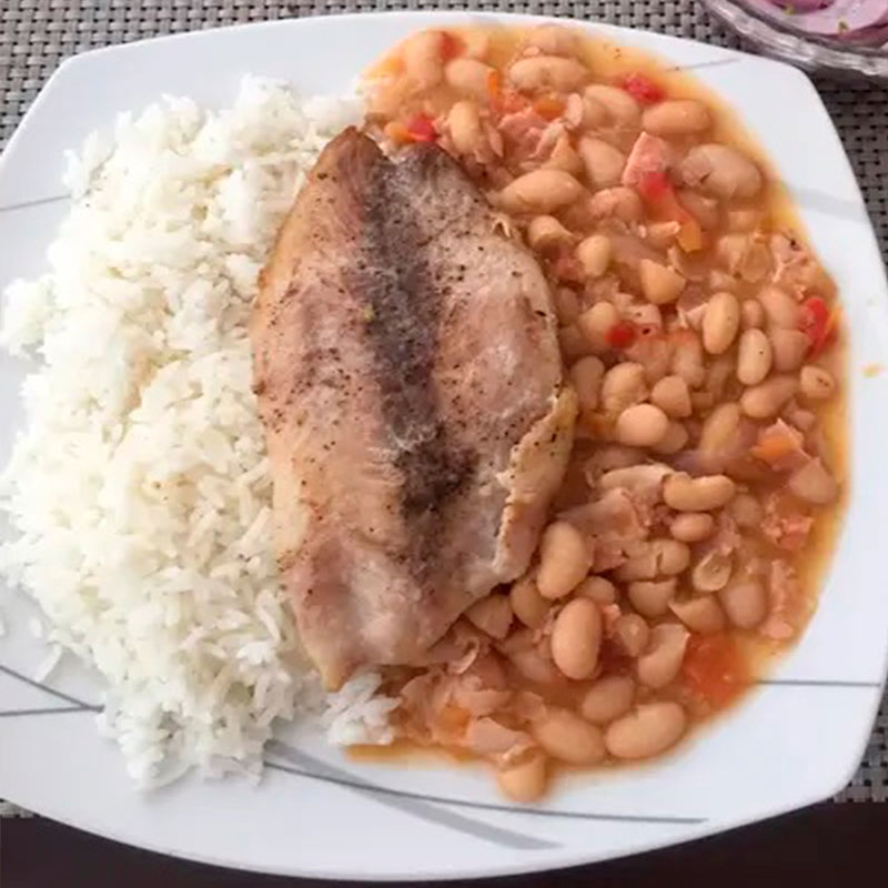 FRÉJOLES CON PESCADO FRITO